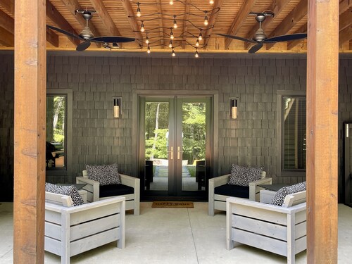 Luxurious Retreat w/Hot Tub by DuPont; mins to Pisgah, Brevard & Hendersonville