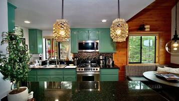 Køleskab, mikrobølgeovn, ovn, kogeplade