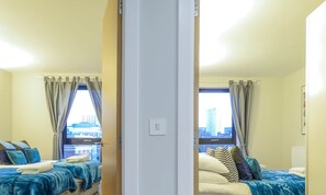 Kamar Klasik | 2 kamar tidur, tirai kedap cahaya, dan setrika/meja setrika