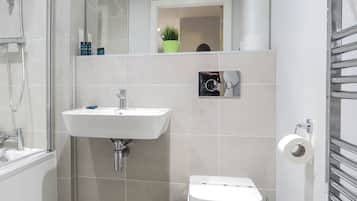 Classic Room | Bathroom | Combined shower/bathtub, towels