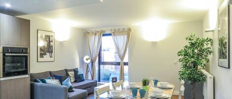 Habitación clásica | Área de sala de estar | Televisión de pantalla plana