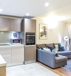 Private kitchen - Tudors eSuites City Centre House (Birmingham)