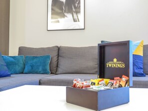 Classic Room | Living area | Flat-screen TV - Tudors eSuites City Centre House (Birmingham)