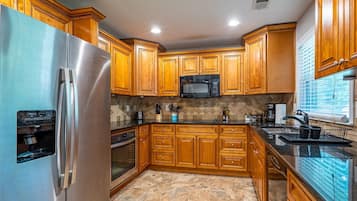 Geladeira, micro-ondas, fogão, cooktop