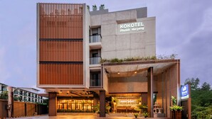 Un edificio moderno con un cartel que dice "KOKOTEL Phuket NAI YANG".