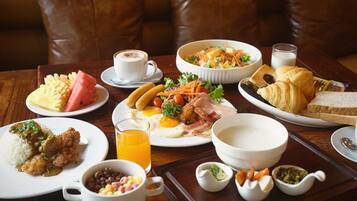 Daily cooked-to-order breakfast (THB 350 per person)
