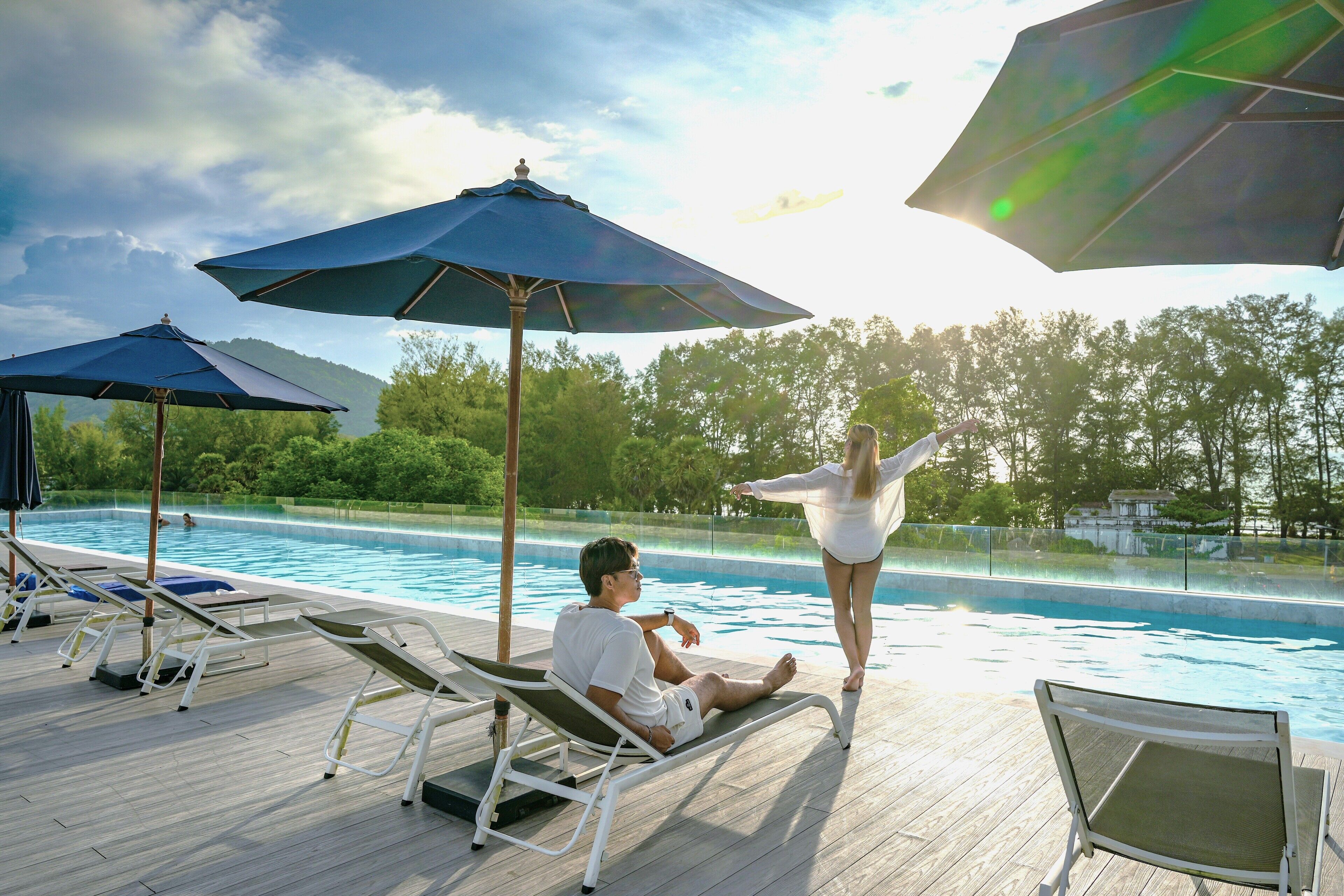 Una piscina al aire libre