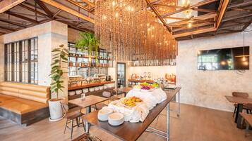 Daily cooked-to-order breakfast (THB 350 per person)