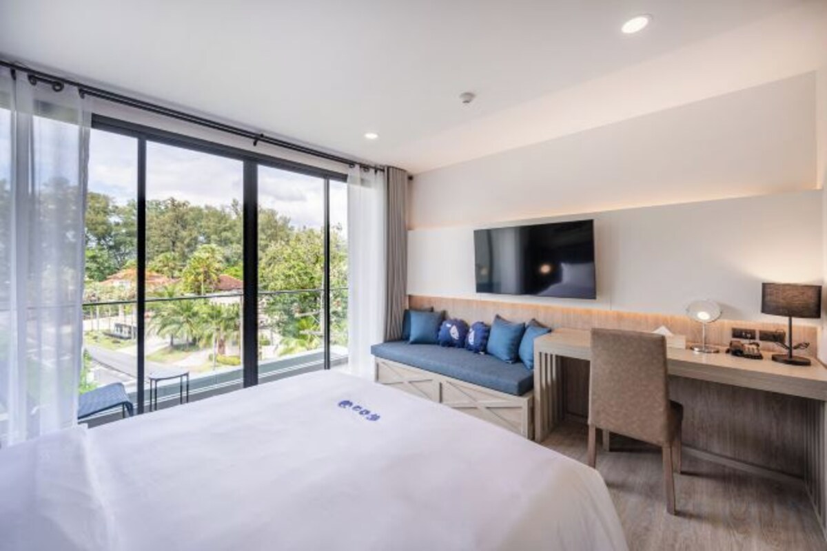 In-room safe, desk, iron/ironing board, free WiFi