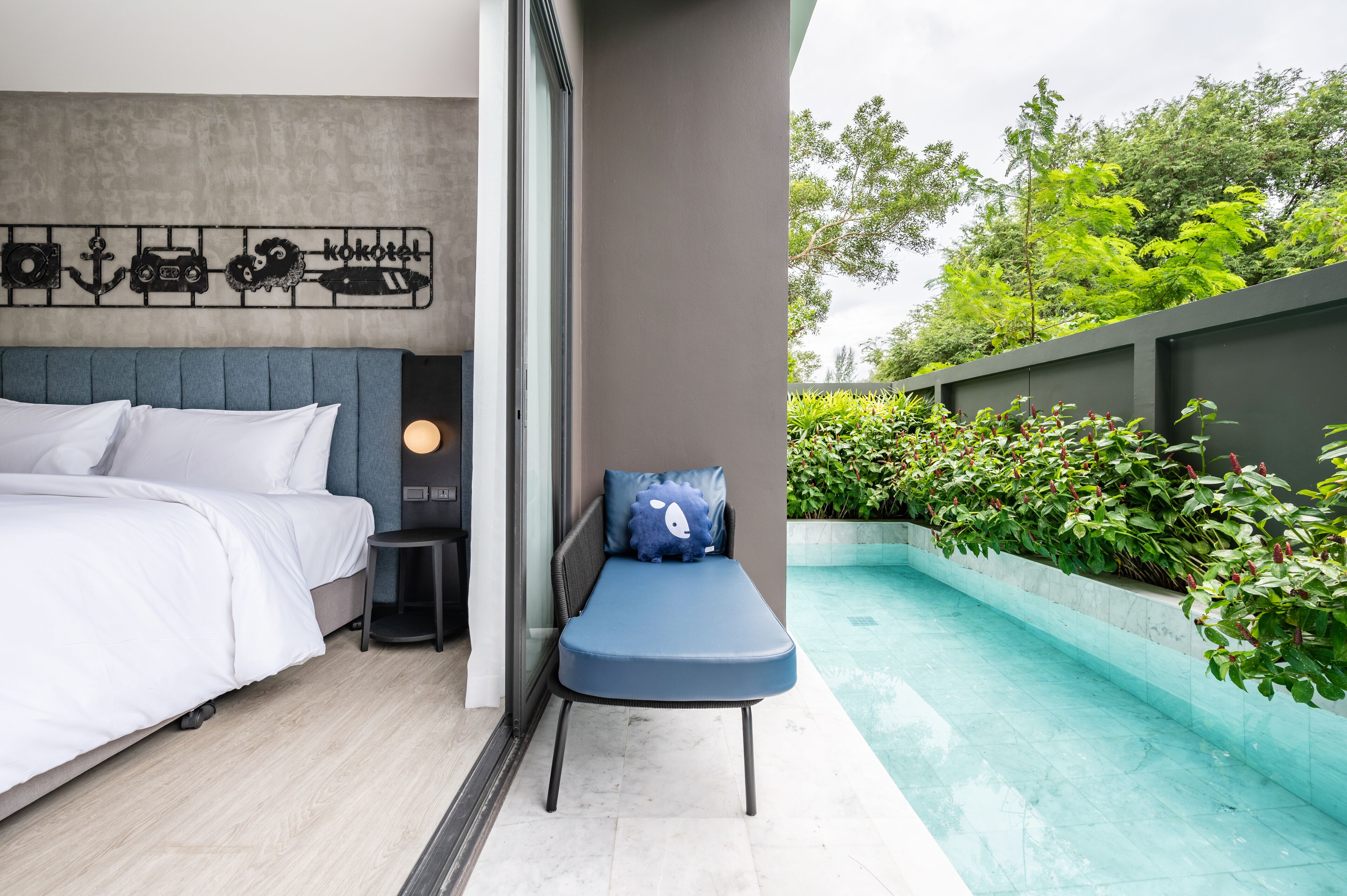 deluxe double room, pool access | in-room safe, desk, iron/ironing board, free wifi