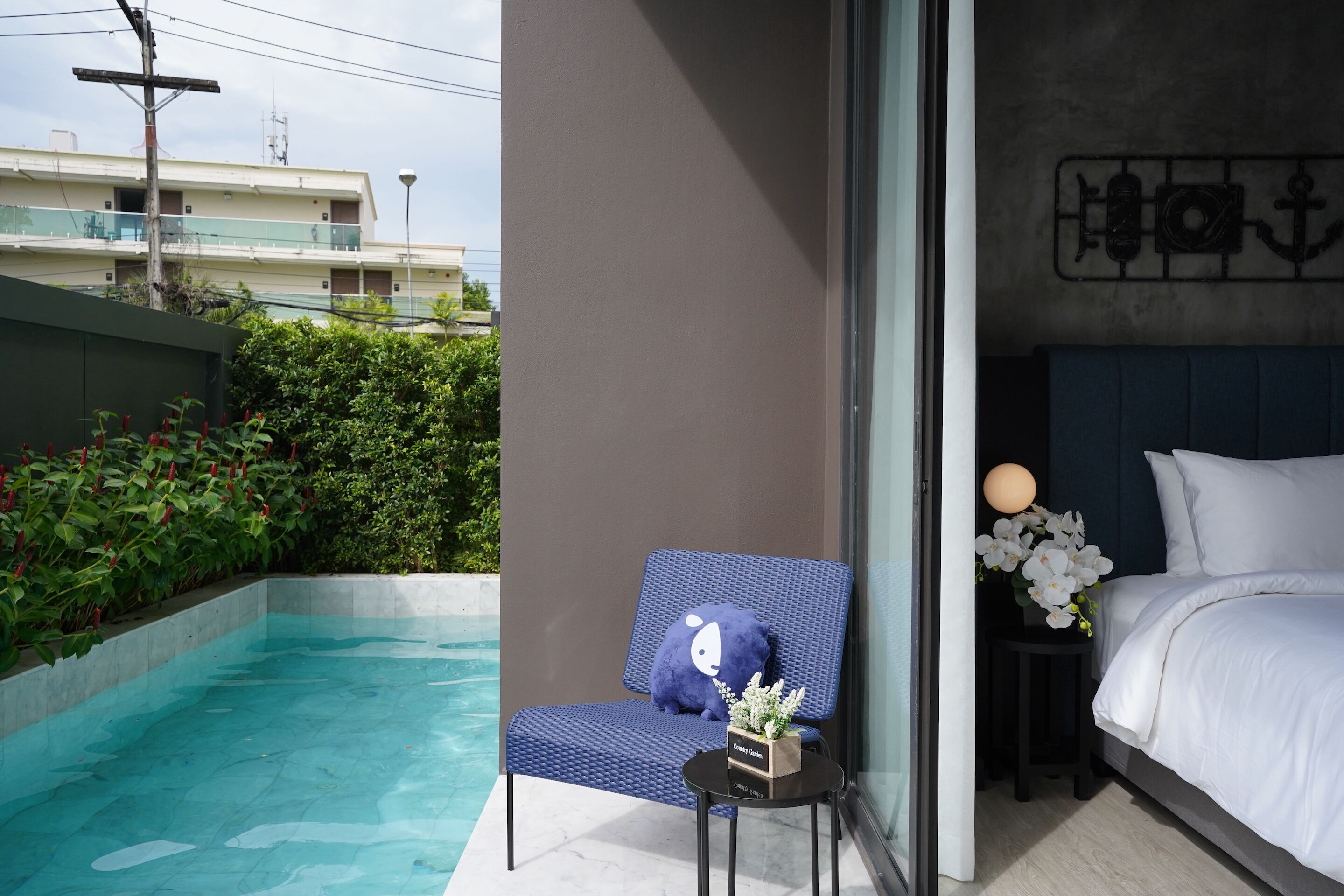 deluxe twin room, pool access | in-room safe, desk, iron/ironing board, free wifi