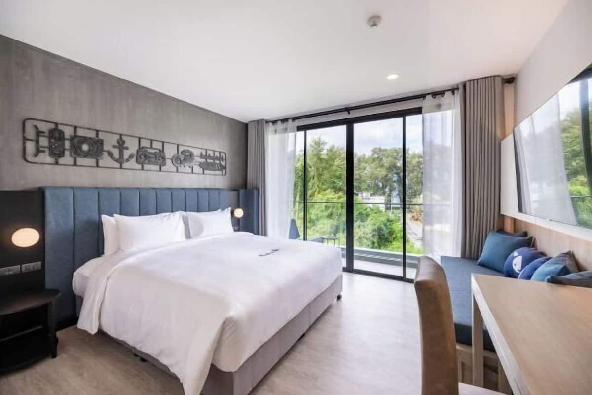 In-room safe, desk, iron/ironing board, free WiFi