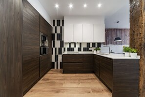 Geladeira, micro-ondas, fogão, lava-louças