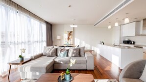 DHH - Huge 3 Beds Perfect For Families City Walk B9 | 거실 공간 | TV