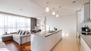 DHH - Huge 3 Beds Perfect For Families City Walk B9 | Eget kjøkken | Kjøleskap, mikrobølgeovn, kokeplater og oppvaskmaskin