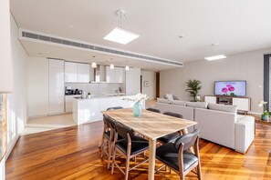 DHH - Huge 3 Beds Perfect For Families City Walk B9 | In-room dining