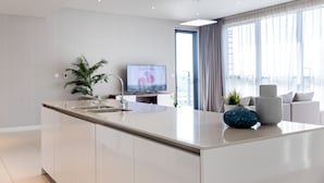 DHH - Huge 3 Beds Perfect For Families City Walk B9 | 전용 주방 | 냉장고, 전자레인지, 쿡탑, 식기 세척기