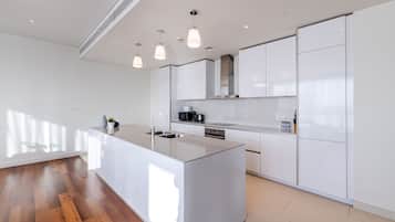 DHH - Huge 3 Beds Perfect For Families City Walk B9 | Eget kjøkken | Kjøleskap, mikrobølgeovn, kokeplater og oppvaskmaskin
