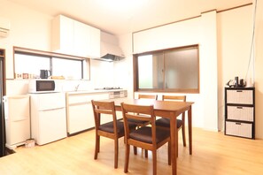 Hus, 3 soverom, ikke-røyk | Spiseområde på rommet