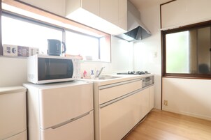 House, 3 Bedrooms, Non Smoking | Private kitchenette | Fridge, microwave, stovetop, electric kettle