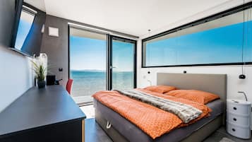 3 bedrooms, in-room safe, iron/ironing board, travel cot