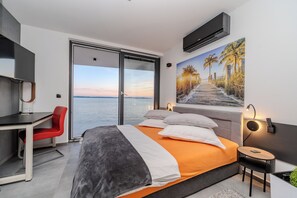 3 bedrooms, in-room safe, iron/ironing board, travel cot