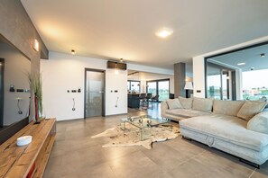 Smart TV, fireplace - Jimmys Beach Privlaka: Penthouse dream, right by the sea and heated pool (Privlaka)