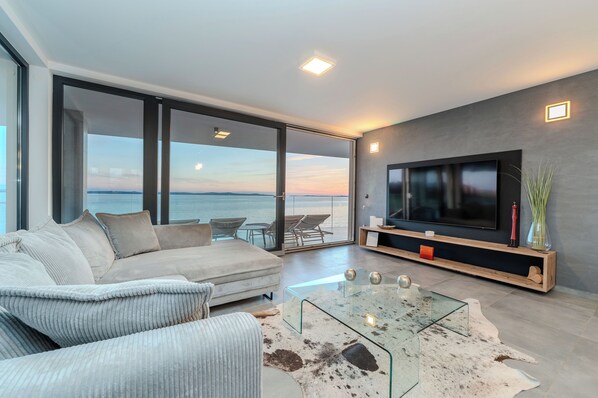 Smart TV, fireplace