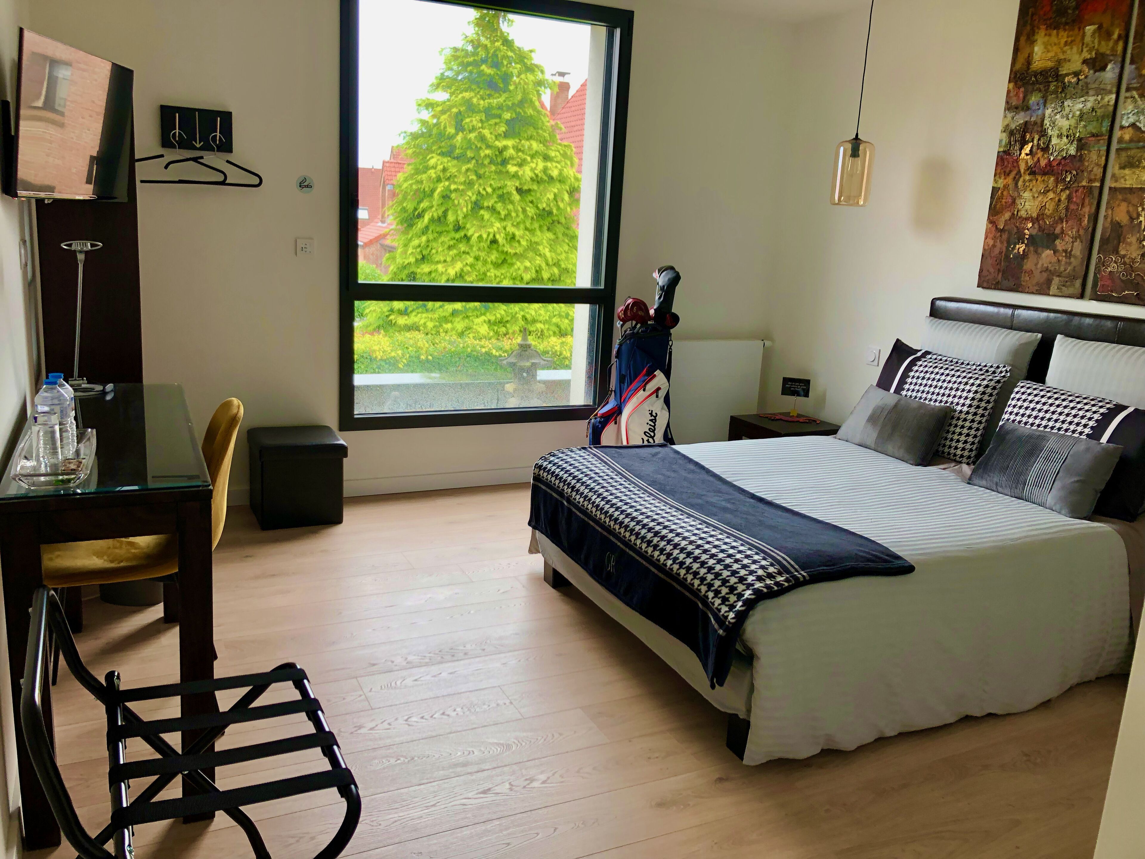 商务客房 | 高档床上用品、特色装修、特色家居、办公桌