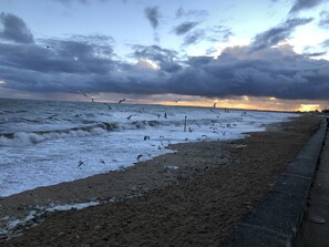 Beach nearby, sun loungers - Sword Beach Cottage - direct access to the sea down the path (Hermanville-sur-Mer)