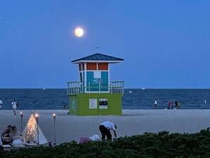 In Strandnähe, Liegestühle, Strandtücher