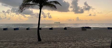 In Strandnähe, Liegestühle, Strandtücher
