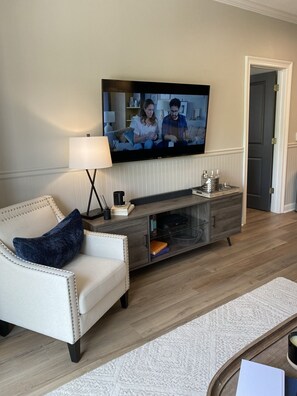 Smart TV - Steps away from Jordan Hare Stadium, Auburn Arena & downtown Auburn!! (Auburn)