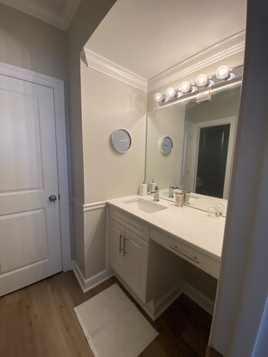 Duschwanne, Haartrockner, Handtücher, Seife