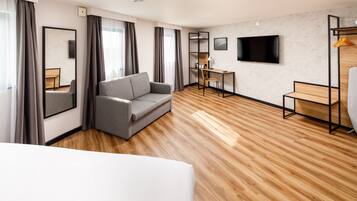 Superior-huone, 1 suuri parisänky ja vuodesohva | Oleskelualue | LCD-televisio