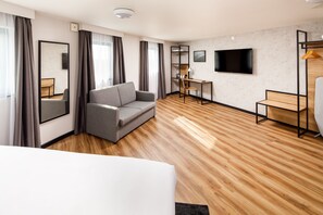 Quarto superior, 1 cama King e sofá-cama | Área de estar | TV LCD