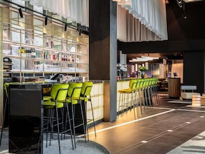 Bar (trong khuôn viên)
