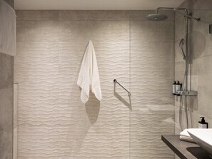 Douche, douche à « effet pluie », articles de toilette écologiques