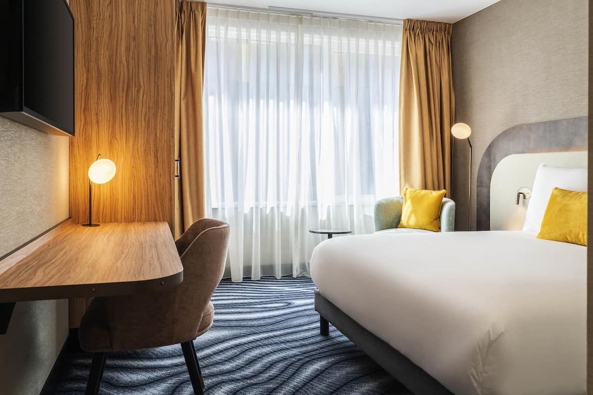 Kamar Standar, 1 Tempat Tidur Double | Minibar, brankas, meja kerja, dan ruang kerja ramah laptop