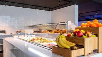 Se ofrece un desayuno bufé (22.5 EUR por persona)