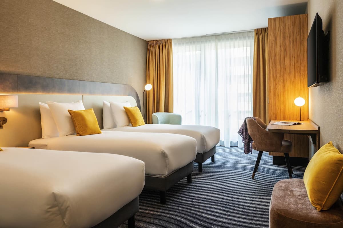 Kamar Triple Superior, 3 Tempat Tidur Twin | Minibar, brankas, meja kerja, dan ruang kerja ramah laptop