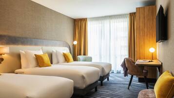 Superior driepersoonskamer, 3 eenpersoonsbedden | Een minibar, een kluis op de kamer, een bureau, een laptopwerkplek