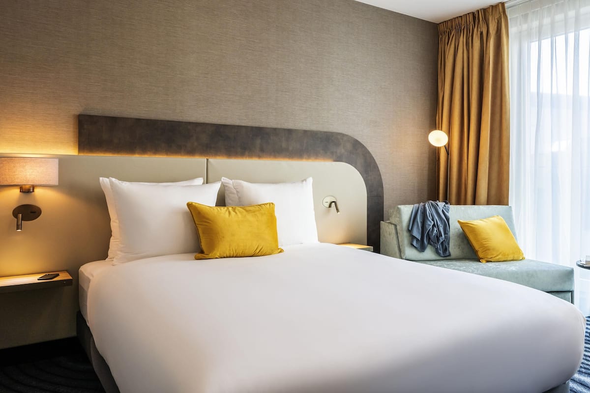 Kamar Superior, 1 Tempat Tidur Double dengan tempat tidur Sofa | Minibar, brankas, meja kerja, dan ruang kerja ramah laptop