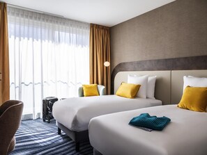 Standaard kamer, 2 eenpersoonsbedden | Een minibar, een kluis op de kamer, een bureau, een laptopwerkplek