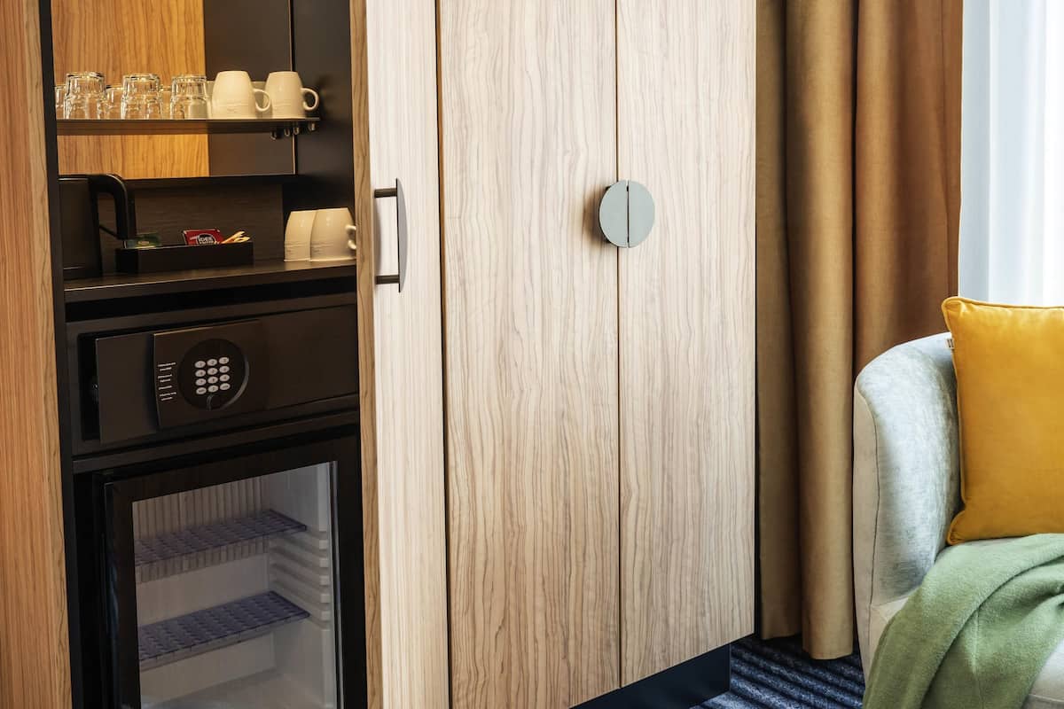 Minibar, caja de seguridad en la habitación y escritorio