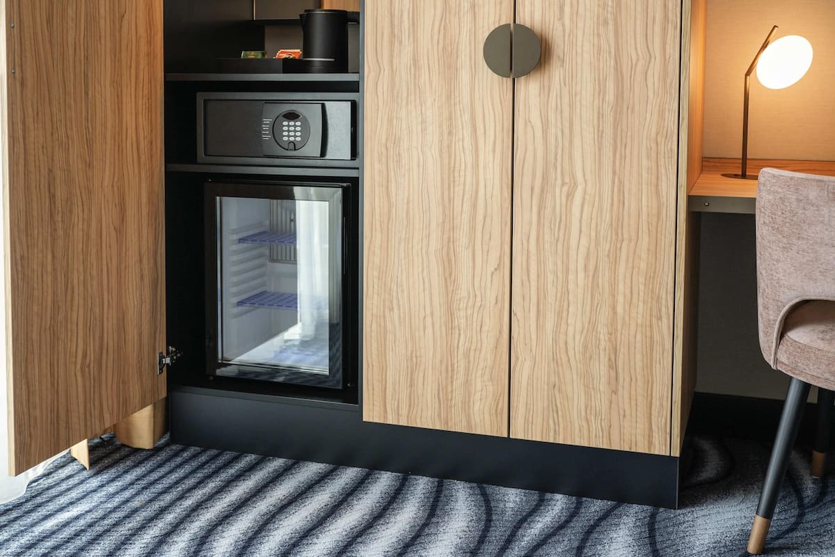 Minibar, caja de seguridad en la habitación y escritorio