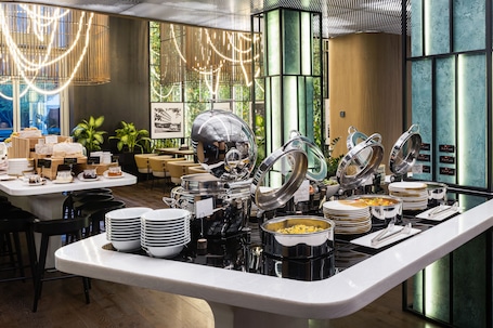 Desayuno buffet diario (KZT 9000 por persona)