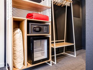 Minibar, in-room safe, desk, laptop workspace - Ibis Almaty Jetisu (Almaty)