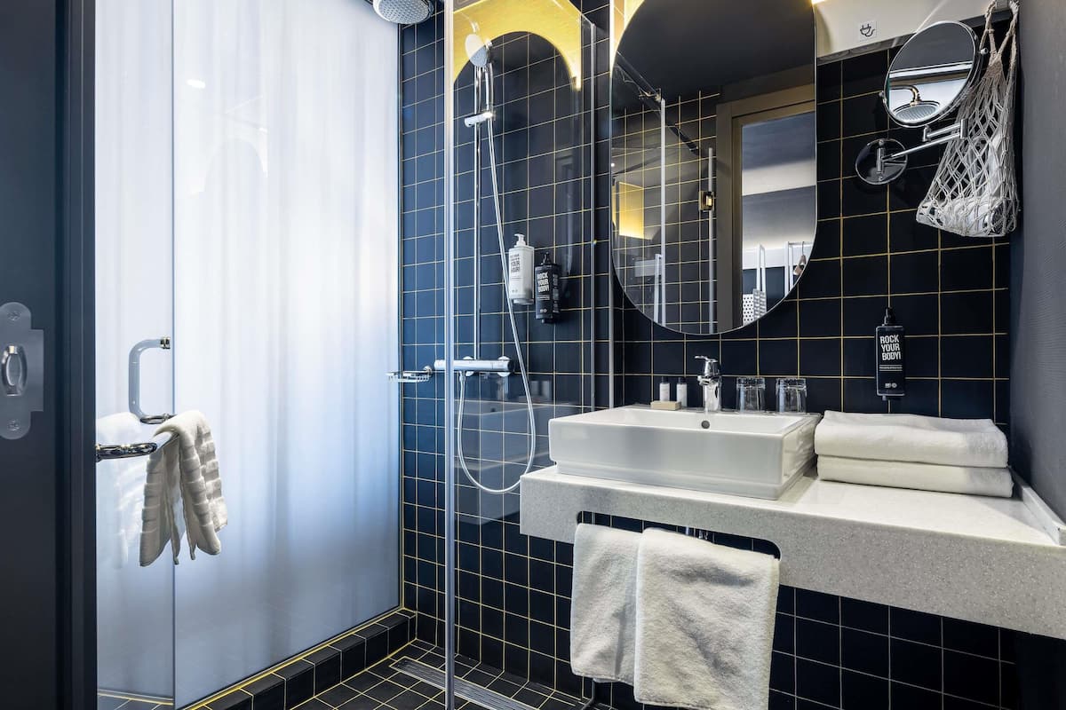 Minibar, caja de seguridad en la habitación y escritorio