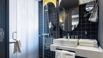 Minibar, brankas, meja kerja, dan ruang kerja ramah laptop